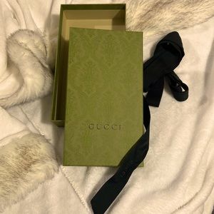 Gucci box w/ribbon